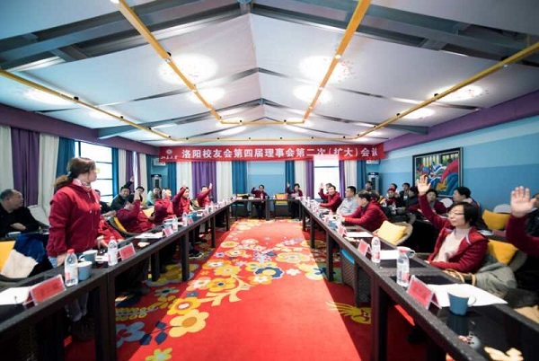 竇伯英董事長(zhǎng)榮獲北大洛陽校友會(huì)理事